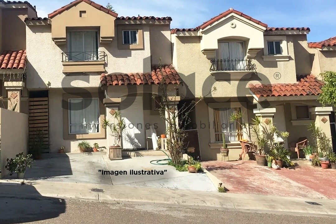 Casa en Colinas del Rey, Fracc. La Sierra, Calle Paricutín